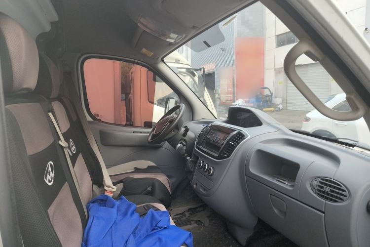Used SAIC MAXUS Xintu V80 2023 2.0T PLUS Manual Van Short Wheelbase Mid-Roof Design 3-Seater Headliner