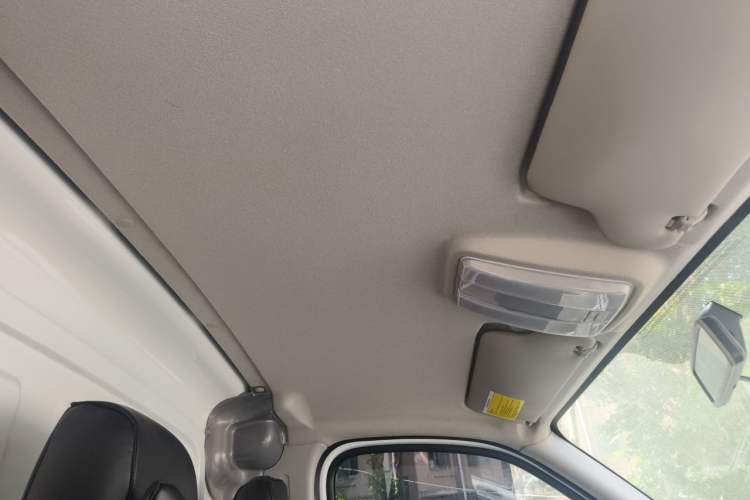 Used SAIC MAXUS Xintu V80 2023 2.0T AMT Classic City Distribution King Short Wheelbase Ultra-Low Roof 3-Seater Headliner
