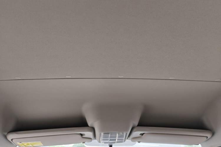 Used SAIC MAXUS Xintu V80 2023 2.0T AMT Classic Aoyuntong Short Wheelbase Mid-Roof 5/6-Seater Headliner
