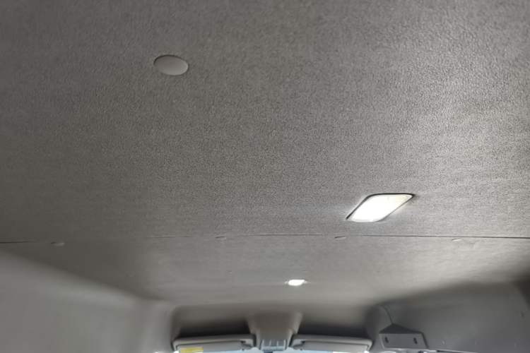 Used SAIC MAXUS Xintu V80 2023 2.0T AMT Classic Aoyuntong Long Wheelbase Mid-Height 6/7/8/9-Seater Headliner