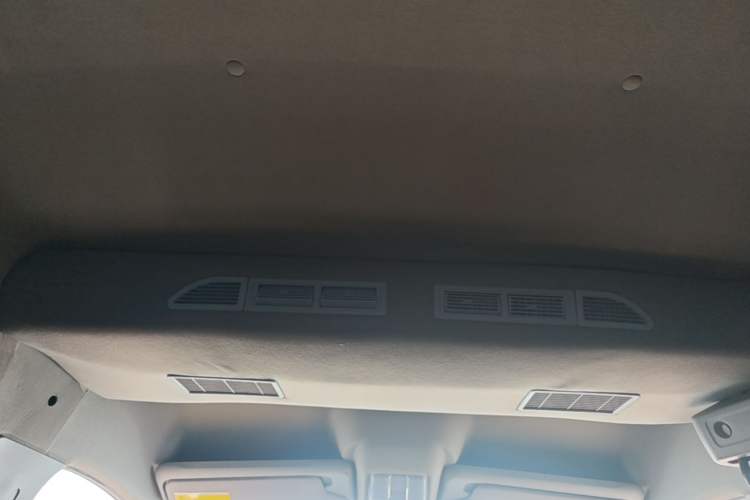 Used SAIC MAXUS Xintu V80 2023 2.0T Manual Classic Aoyuntong Short Wheelbase Mid-Roof 7/8/9-Seater Headliner
