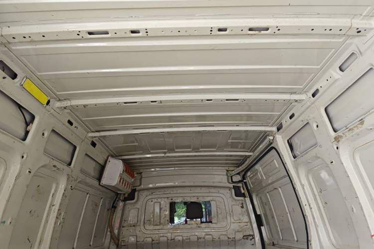 Used SAIC MAXUS Xintu V80 2023 2.0T Manual Classic City Delivery King Long Wheelbase Mid-Roof 3-Seater Headliner