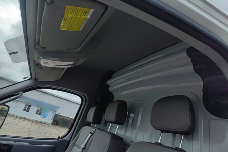 Used SAIC MAXUS Xintu V80 2023 2.0T Manual Classic City Delivery King Long Wheelbase Mid-Roof 3-Seater Headliner
