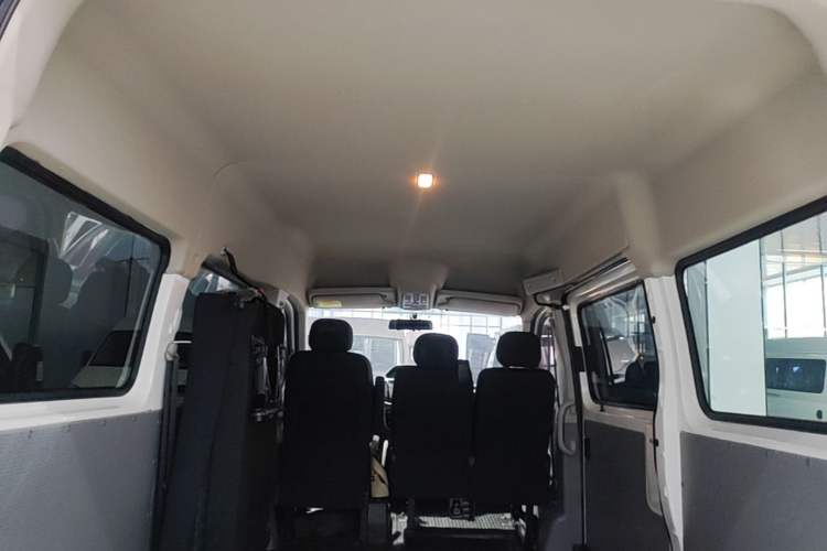 Used SAIC MAXUS Xintu V80 2023 2.0T AMT Classic Aoyuntong Short Wheelbase Mid-Roof 5/6-Seater Headliner