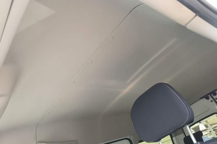 Used SAIC MAXUS Xintu V80 2023 2.0T AMT Classic Aoyuntong Short Wheelbase Mid-Roof 5/6-Seater Headliner