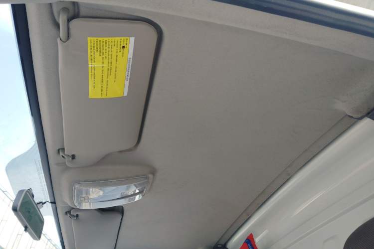 Used SAIC MAXUS Xintu V80 2023 2.0T Manual Classic City Delivery King Short Wheelbase Ultra-Low Roof 3-Seater Headliner