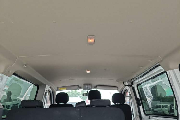 Used SAIC MAXUS Xintu V80 2023 2.0T Manual Classic Aoyuntong Short Wheelbase Ultra-Low Roof 5/6-Seater Headliner