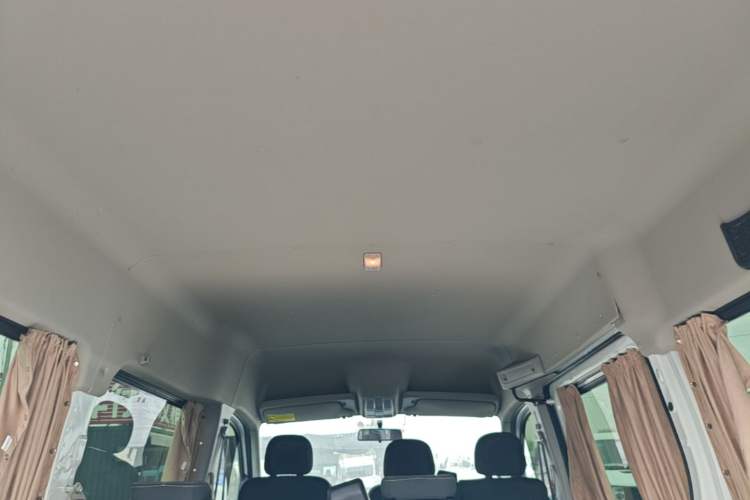 Used SAIC MAXUS Xintu V80 2023 2.0T Manual Classic Aoyuntong Short Wheelbase Mid-Roof 5/6-Seater Headliner