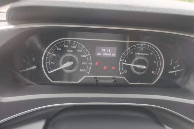Used SAIC MAXUS Xintu V80 2023 2.0T Manual Classic Aoyuntong Long Wheelbase Ultra-Low Roof 6/7/8/9-Seater Instrument Cluster