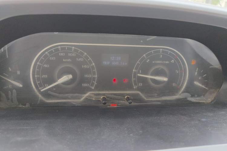 Used SAIC MAXUS Xintu V80 2023 2.0T Manual Classic City Delivery King Long Wheelbase Mid-Roof 3-Seater Instrument Cluster
