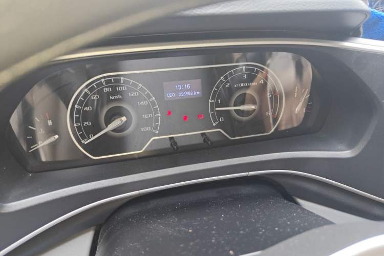 Used SAIC MAXUS Xintu V80 2023 2.0T Manual Classic Aoyuntong Power Version Long Wheelbase Mid-Roof Design 6/7/8/9-Seater Instrument Cluster