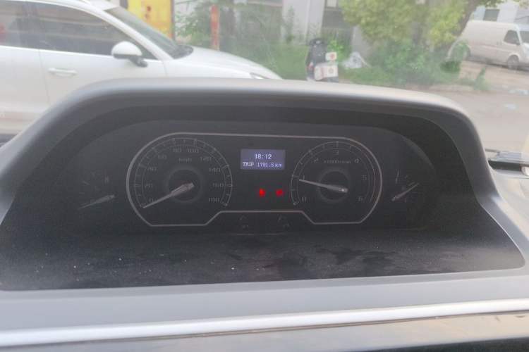 Used SAIC MAXUS Xintu V80 2023 2.0T PLUS Manual Van Short Wheelbase Mid-Roof Design 3-Seater Instrument Cluster