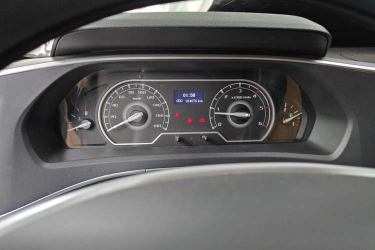 Used SAIC MAXUS Xintu V80 2023 2.0T Manual Classic Aoyuntong Short Wheelbase Mid-Roof 5/6-Seater Instrument Cluster