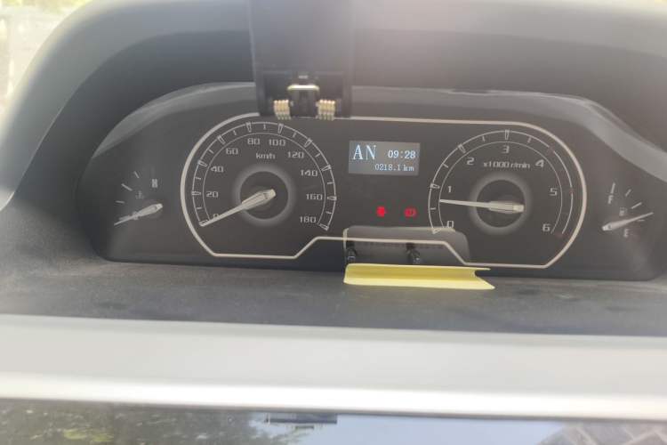 Used SAIC MAXUS Xintu V80 2023 2.0T AMT Classic City Distribution King Short Wheelbase Ultra-Low Roof 3-Seater Instrument Cluster