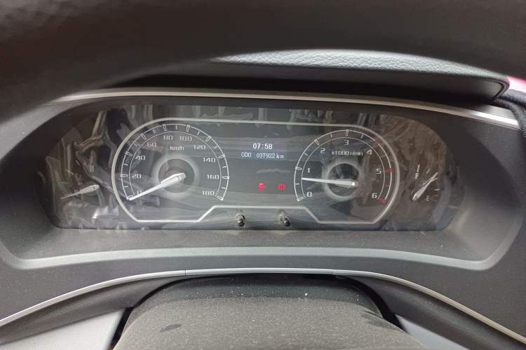 Used SAIC MAXUS Xintu V80 2023 2.0T Manual Classic Aoyuntong Long Wheelbase Mid-Height 6/7/8/9-Seater Instrument Cluster