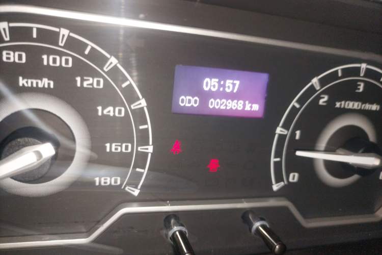 Used SAIC MAXUS Xintu V80 2023 2.0T Manual Classic Aoyuntong Short Wheelbase Mid-Roof 5/6-Seater Instrument Cluster