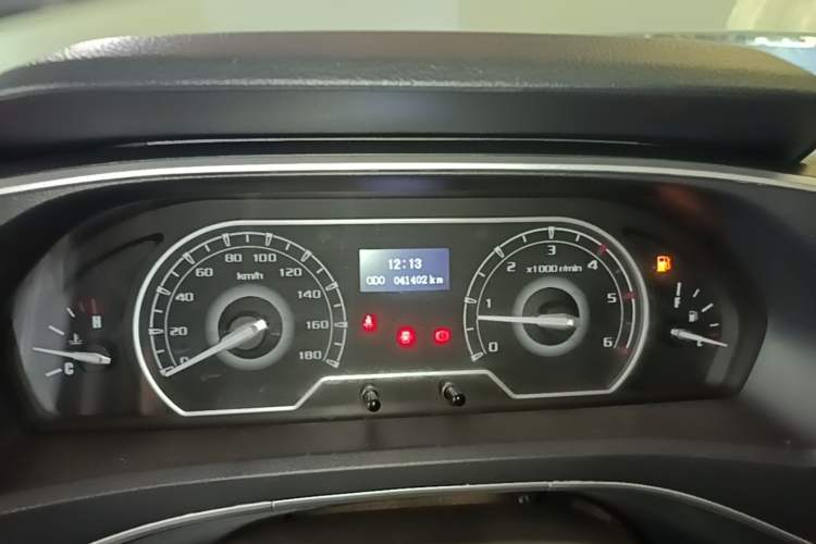 Used SAIC MAXUS Xintu V80 2023 2.0T Manual Classic Aoyuntong Short Wheelbase Ultra-Low Roof 7/8/9-Seater Instrument Cluster