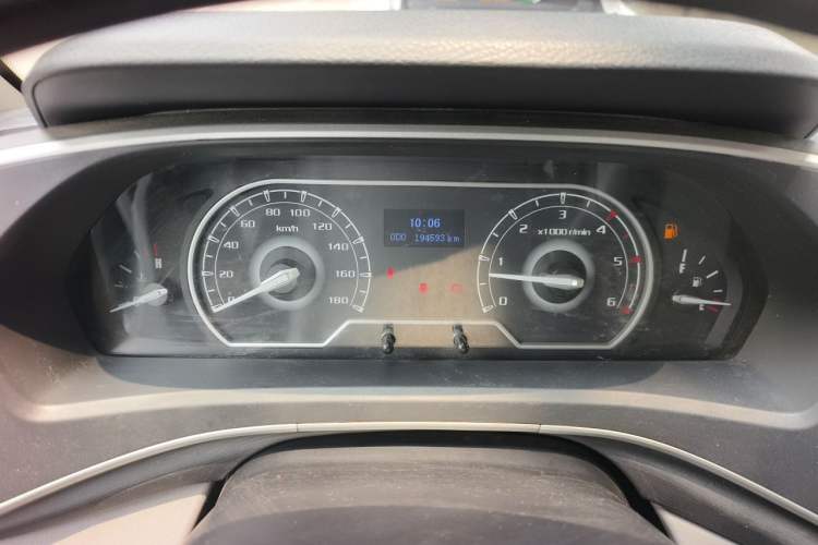 Used SAIC MAXUS Xintu V80 2023 2.0T Manual Classic Aoyuntong Long Wheelbase Mid-Height 6/7/8/9-Seater Instrument Cluster