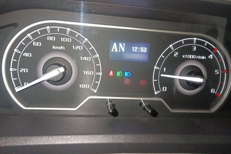Used SAIC MAXUS Xintu V80 2023 2.0T AMT Classic Aoyuntong Short Wheelbase Mid-Roof 5/6-Seater Instrument Cluster