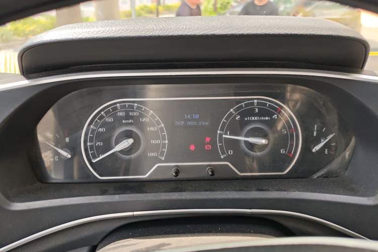 Used SAIC MAXUS Xintu V80 2023 2.0T Manual Classic Aoyuntong Long Wheelbase Mid-Height 6/7/8/9-Seater Instrument Cluster
