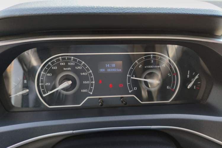 Used SAIC MAXUS Xintu V80 2023 2.0T Manual Classic Aoyuntong Short Wheelbase Ultra-Low Roof 5/6-Seater Instrument Cluster
