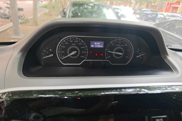 Used SAIC MAXUS Xintu V80 2023 2.0T Manual Classic Aoyuntong Short Wheelbase Mid-Roof 5/6-Seater Instrument Cluster
