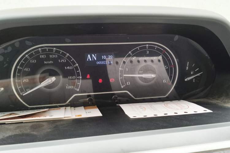 Used SAIC MAXUS Xintu V80 2023 2.0T AMT Classic City Distribution King Short Wheelbase Mid-Roof 3-Seater Instrument Cluster