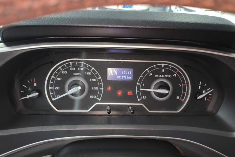 Used SAIC MAXUS Xintu V80 2023 2.0T AMT Classic Aoyuntong Short Wheelbase Mid-Roof 5/6-Seater Instrument Cluster
