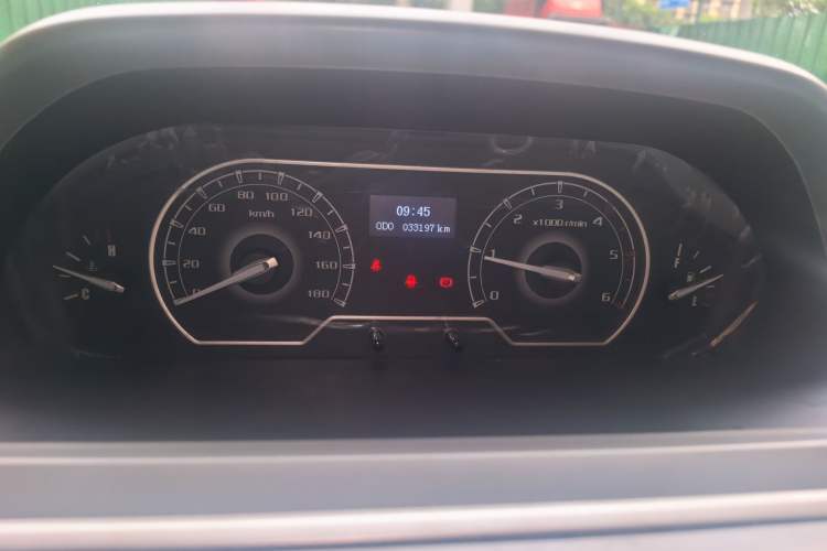 Used SAIC MAXUS Xintu V80 2023 2.0T Manual Classic City Delivery King Short Wheelbase Ultra-Low Roof 3-Seater Instrument Cluster