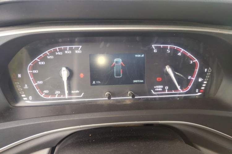 Used SAIC MAXUS Xintu V80 2023 2.0T Manual Classic Aoyuntong Short Wheelbase Ultra-Low Roof 5/6-Seater Instrument Cluster