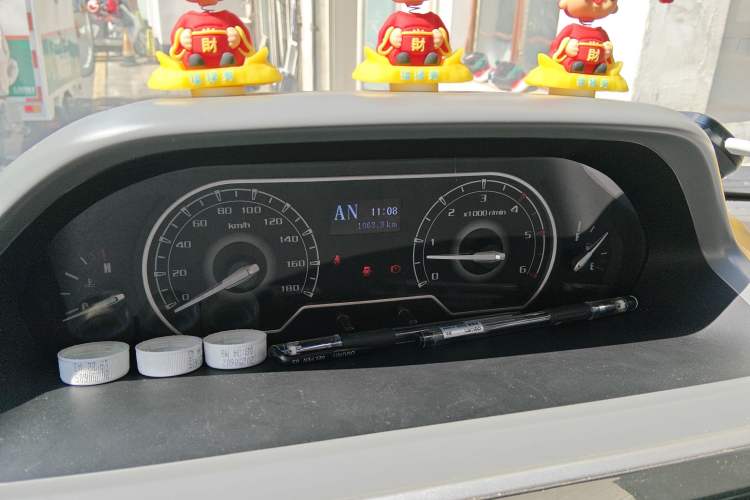Used SAIC MAXUS Xintu V80 2023 2.0T AMT Classic Aoyuntong Short Wheelbase Ultra-Low Roof 7/8/9-Seater Instrument Cluster