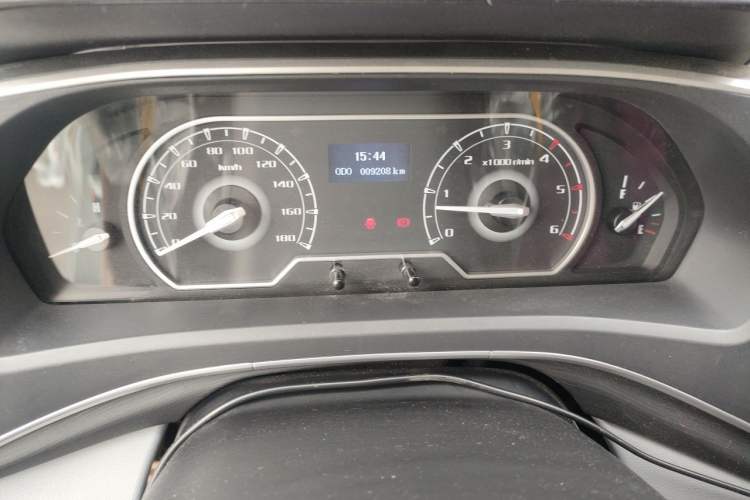 Used SAIC MAXUS Xintu V80 2023 2.0T Manual Classic Aoyuntong Short Wheelbase Mid-Roof 7/8/9-Seater Instrument Cluster