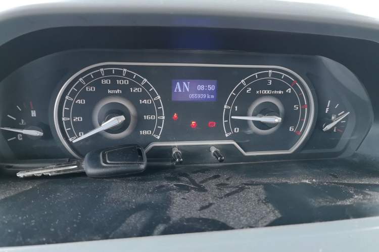 Used SAIC MAXUS Xintu V80 2023 2.0T AMT Classic Aoyuntong Short Wheelbase Mid-Roof 5/6-Seater Instrument Cluster