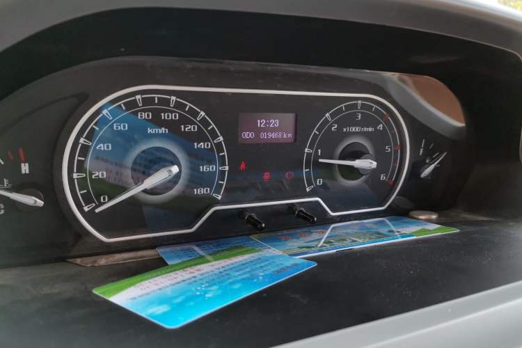 Used SAIC MAXUS Xintu V80 2023 2.0T Manual Classic Aoyuntong Short Wheelbase Ultra-Low Roof 5/6-Seater Instrument Cluster