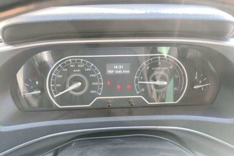 Used SAIC MAXUS Xintu V80 2023 2.0T Manual Classic Aoyuntong Short Wheelbase Mid-Roof 5/6-Seater Instrument Cluster