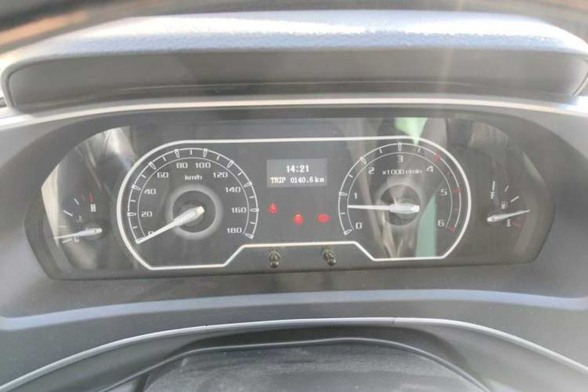 Used SAIC MAXUS Xintu V80 2023 2.0T Manual Classic Aoyuntong Short Wheelbase Mid-Roof 5/6-Seater Instrument Cluster