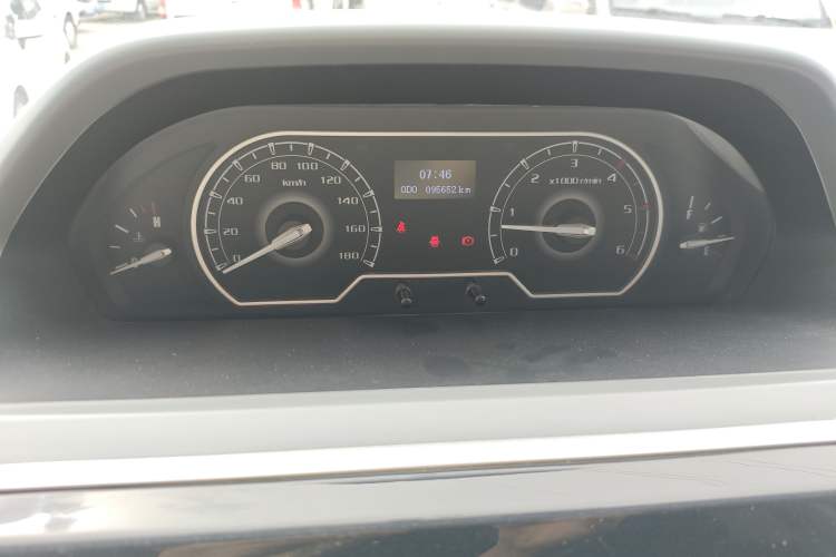 Used SAIC MAXUS Xintu V80 2023 2.0T Manual Classic Aoyuntong Short Wheelbase Ultra-Low Roof 5/6-Seater Instrument Cluster