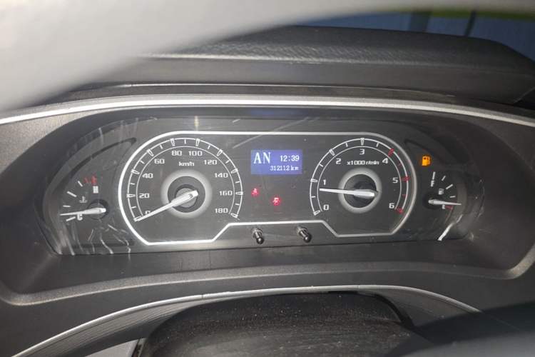 Used SAIC MAXUS Xintu V80 2023 2.0T AMT Classic Aoyuntong Power Version Short Wheelbase Ultra-Low Roof 5/6-Seater Instrument Cluster