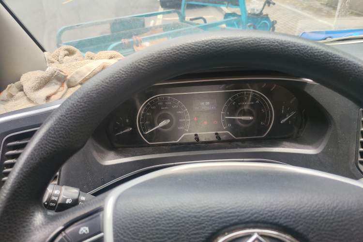 Used SAIC MAXUS Xintu V80 2023 2.0T Manual Classic City Delivery King Long Wheelbase Mid-Roof 3-Seater Instrument Cluster