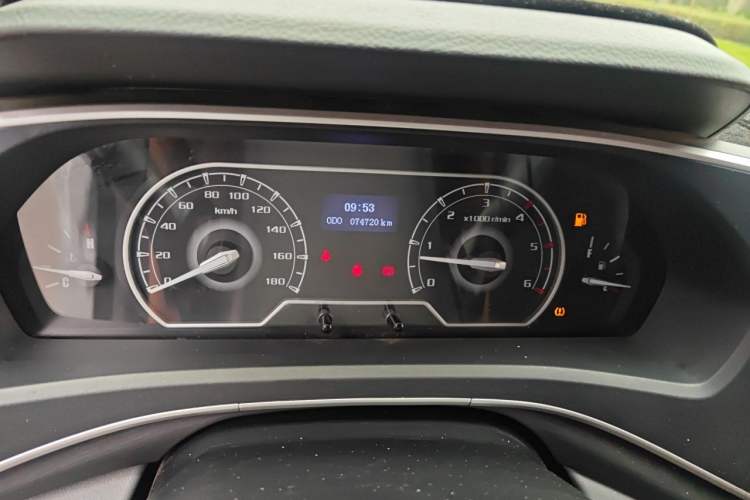 Used SAIC MAXUS Xintu V80 2023 2.0T Manual Classic Aoyuntong Long Wheelbase Mid-Height 6/7/8/9-Seater Instrument Cluster