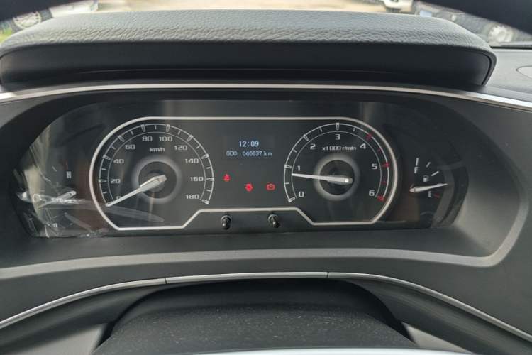 Used SAIC MAXUS Xintu V80 2023 2.0T Manual Classic Aoyuntong Long Wheelbase Ultra-Low Roof 6/7/8/9-Seater Instrument Cluster