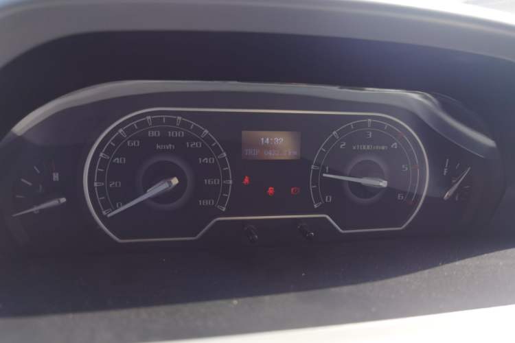 Used SAIC MAXUS Xintu V80 2023 2.0T Manual Classic Aoyuntong Short Wheelbase Mid-Roof 5/6-Seater Instrument Cluster