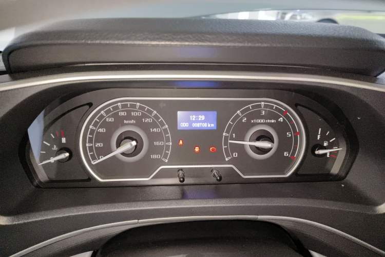 Used SAIC MAXUS Xintu V80 2023 2.0T Manual Classic Aoyuntong Long Wheelbase Mid-Height 6/7/8/9-Seater Instrument Cluster