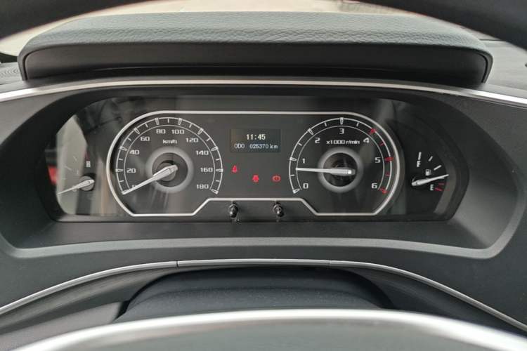 Used SAIC MAXUS Xintu V80 2023 2.0T Manual Classic Aoyuntong Short Wheelbase Mid-Roof 5/6-Seater Instrument Cluster