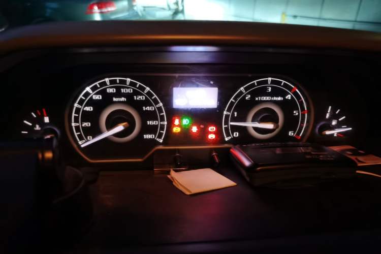 Used SAIC MAXUS Xintu V80 2023 2.0T Manual Classic City Delivery King Long Wheelbase Mid-Roof 3-Seater Instrument Cluster