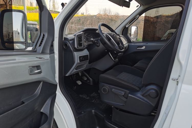 Used SAIC MAXUS Xintu V80 2023 2.0T Manual Classic Aoyuntong Short Wheelbase Mid-Roof 5/6-Seater Interior 1