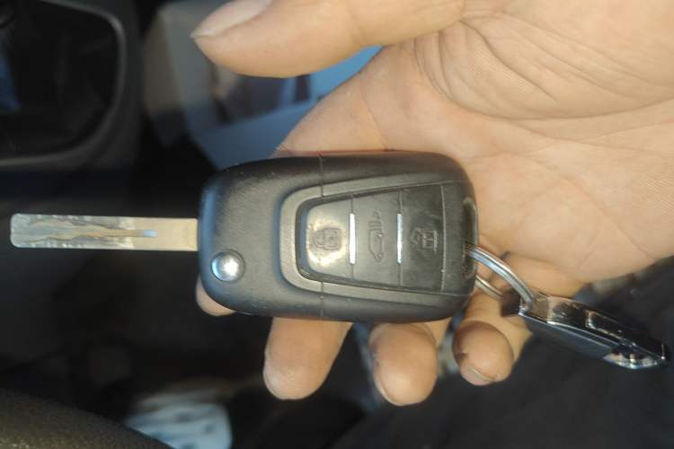 Used SAIC MAXUS Xintu V80 2023 2.0T Manual Classic City Delivery King Long Wheelbase Mid-Roof 3-Seater Interior 1