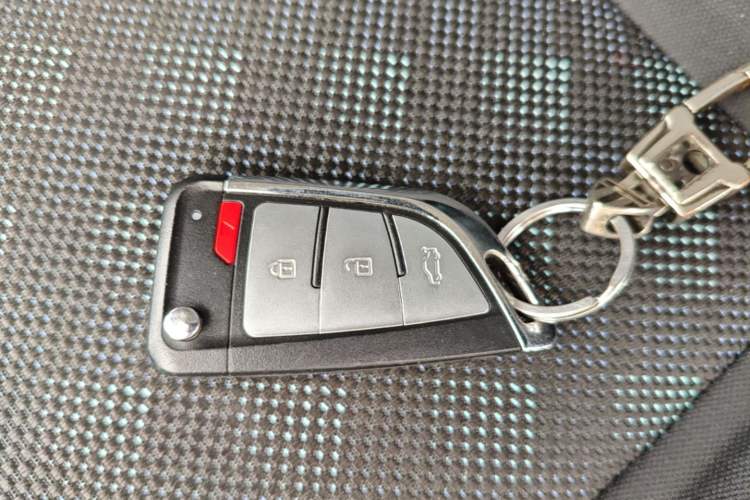 Used SAIC MAXUS Xintu V80 2023 2.0T Manual Classic Aoyuntong Short Wheelbase Ultra-Low Roof 5/6-Seater Interior 1