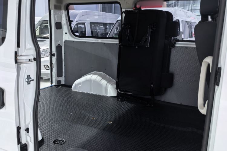 Used SAIC MAXUS Xintu V80 2023 2.0T Manual Classic Aoyuntong Short Wheelbase Mid-Roof 5/6-Seater Interior 10