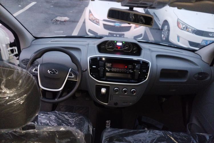 Used SAIC MAXUS Xintu V80 2023 2.0T Manual Classic Aoyuntong Short Wheelbase Mid-Roof 5/6-Seater Interior 2